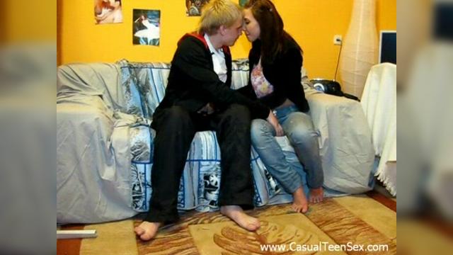 Сестричка с розовыми ногтями великолепно трахается с брательником на кроват ...