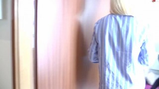 Группа молодых мам и их дочек устраивает интимную встречу в спальне.