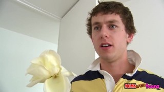 Прекрасная лесбиянка и ее дочка провели время с парнем.