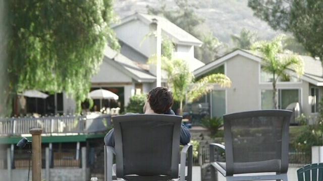 Пенсионер платит молодой девушке за секс, когда получает в очередной раз свою пенсию