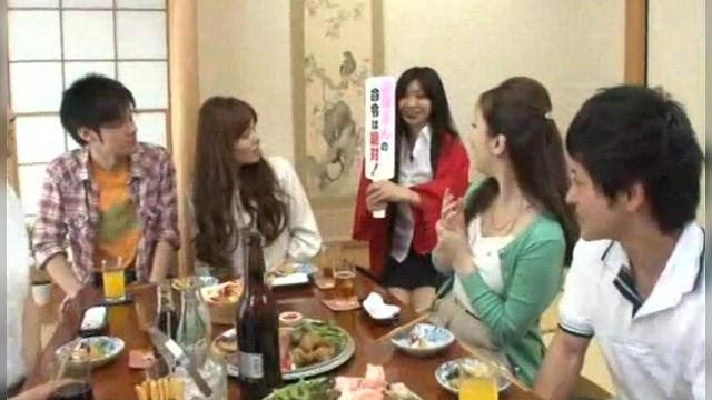 Жаркое порно сестры и брата, когда они вдвоем целуются и намекают на желание анального порева