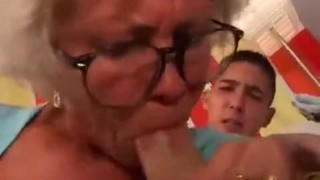 Внук приятно удивил бабушку своим приходом, и она почувствовала себя снова молодой и энергичной.