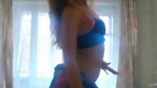 Привлекательная зрелая женщина представляет себя.