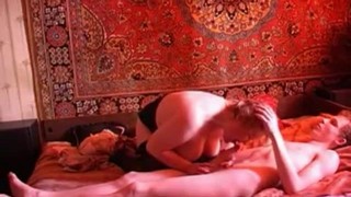 Зрелая мама и молодой человек занимаются страстным сексом.
