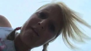 Молодая девушка совпадение встретила седого бегуна на пробежке.