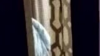 Заботливый брат записывает банные процедуры своей сестры.