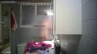 Мама моется в душе и надевает трусы.