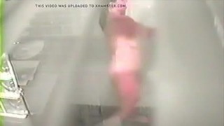 Человек установил камеру и смотрит на маму в душе.