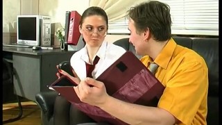 Брат испытал интимную связь со своей сестрой в офисе, когда она ожидала нач ...