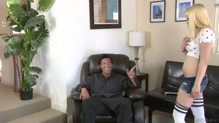 Отчим обнаружил, что его падчерица занимается порно и испытывает желание за ...