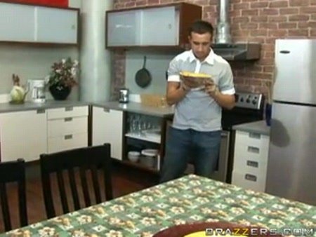 Перевозбужденная мать лезет сосать член и трахаться со своим горячим сыном дома